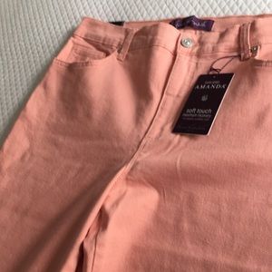 Get ready for summer with these pink jeans!